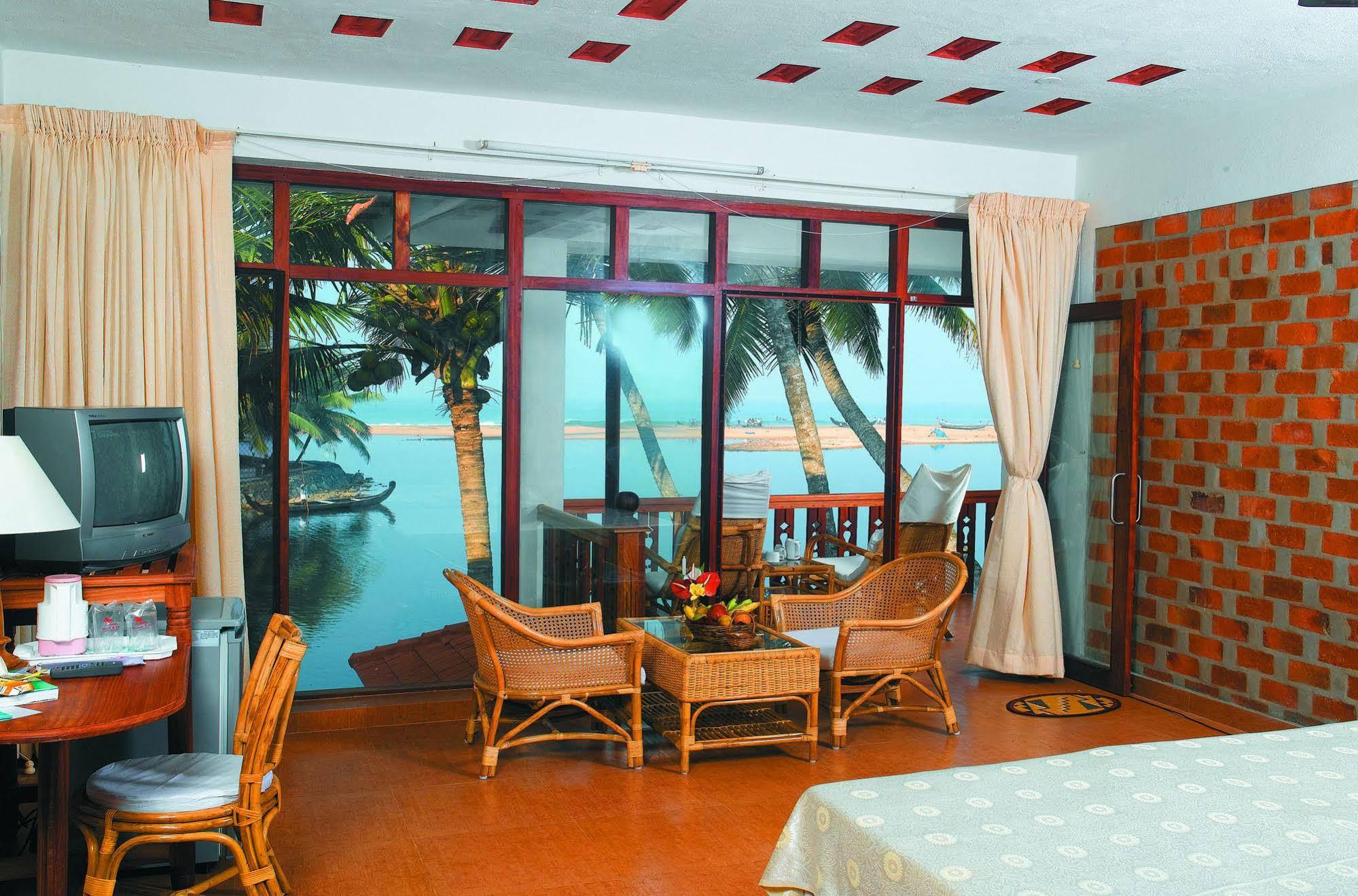 Beach And Lake Ayurvedic Resort, Ковалам Екстериор снимка