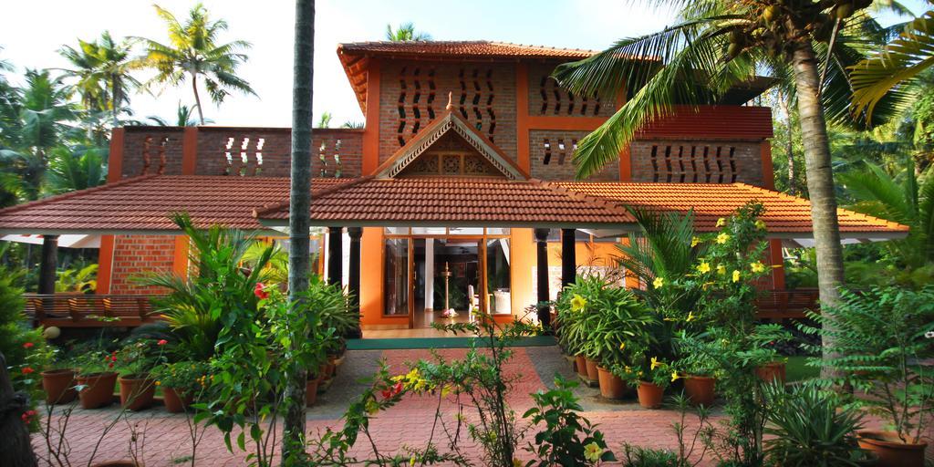 Beach And Lake Ayurvedic Resort, Ковалам Екстериор снимка