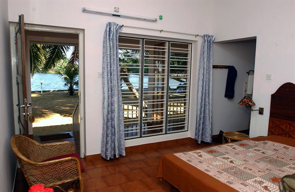 Beach And Lake Ayurvedic Resort, Ковалам Екстериор снимка