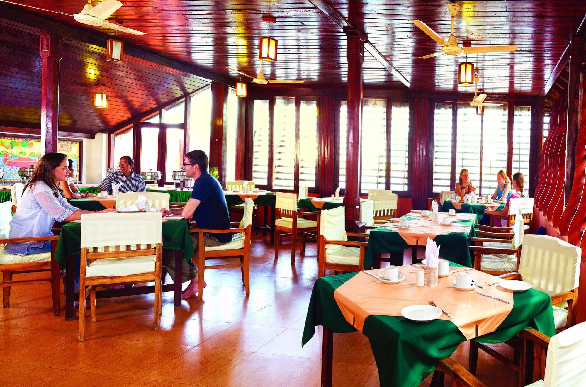 Beach And Lake Ayurvedic Resort, Ковалам Екстериор снимка