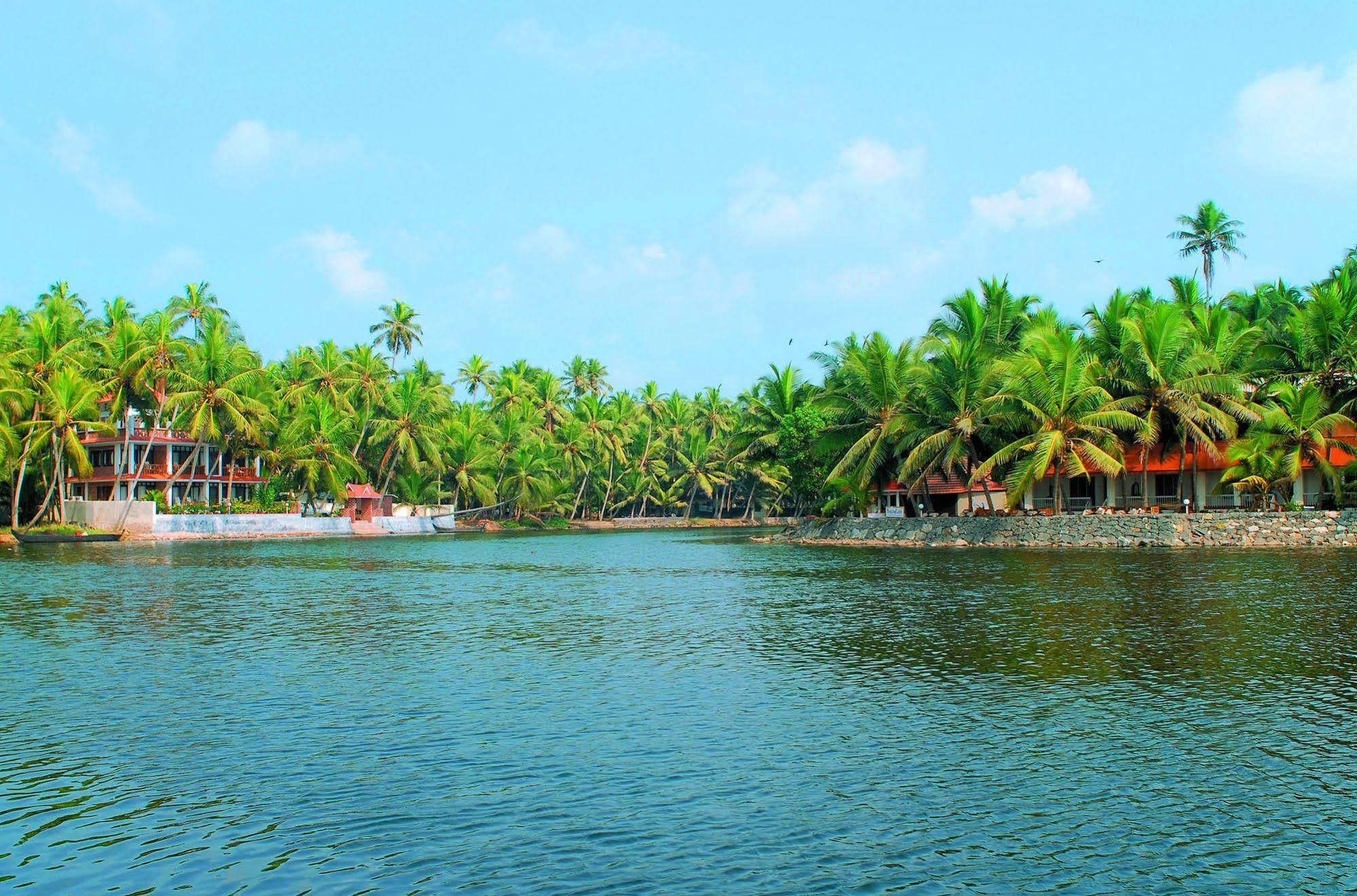 Beach And Lake Ayurvedic Resort, Ковалам Екстериор снимка