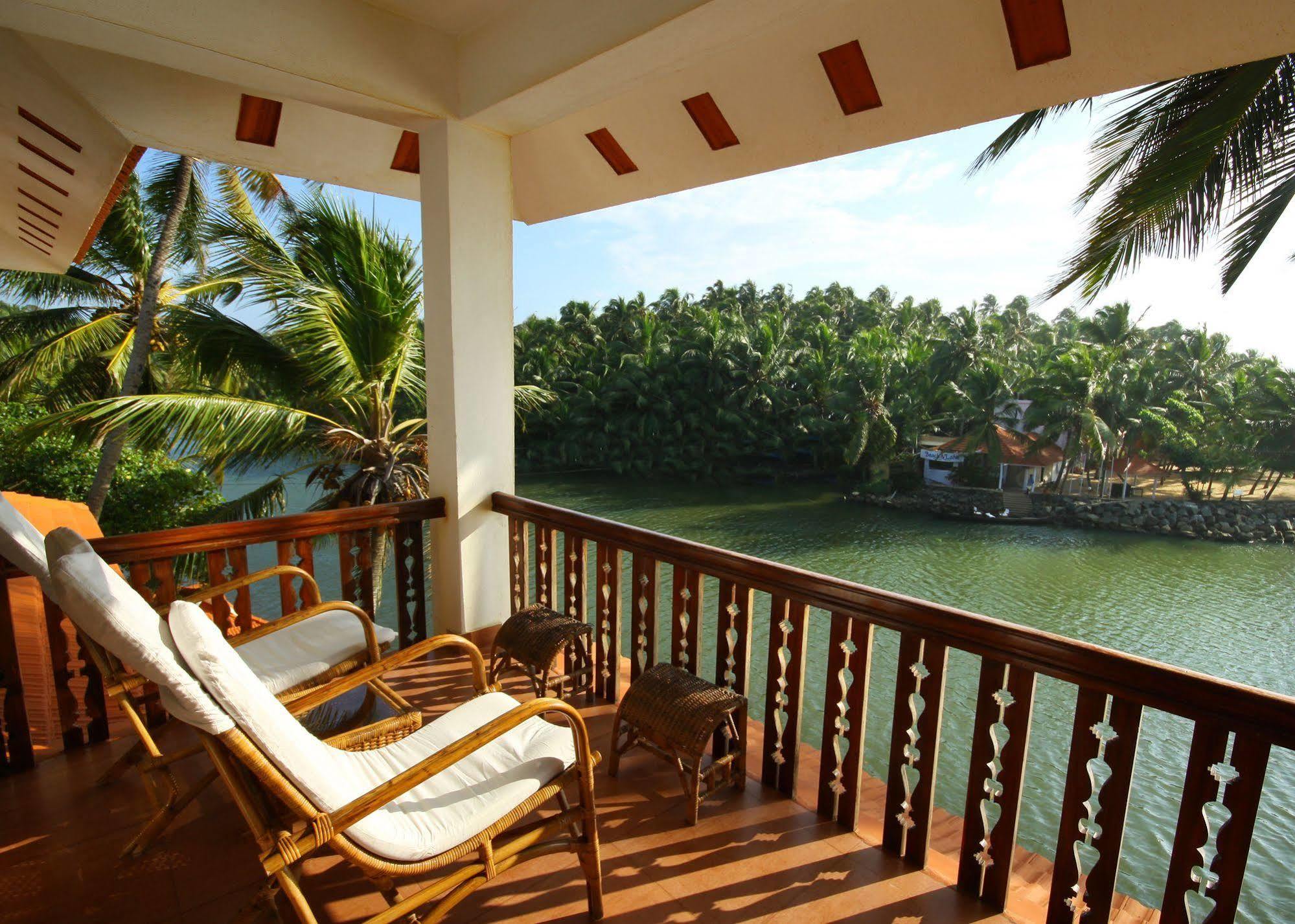 Beach And Lake Ayurvedic Resort, Ковалам Екстериор снимка