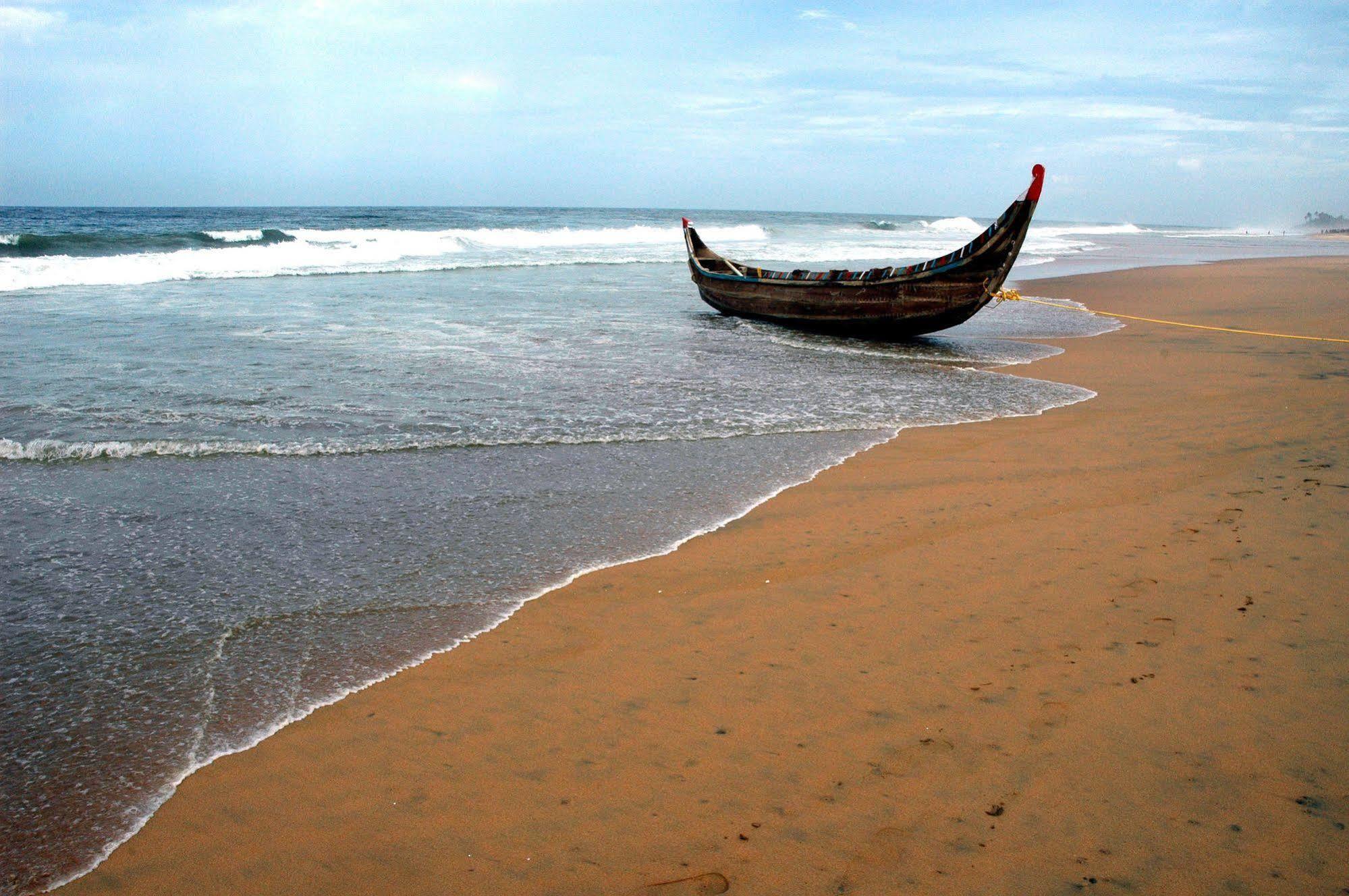 Beach And Lake Ayurvedic Resort, Ковалам Екстериор снимка