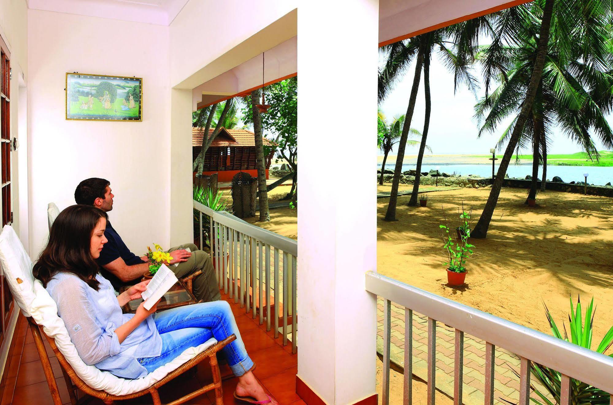 Beach And Lake Ayurvedic Resort, Ковалам Екстериор снимка