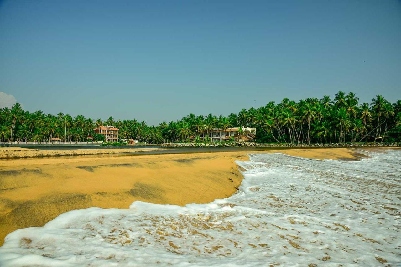 Beach And Lake Ayurvedic Resort, Ковалам Екстериор снимка